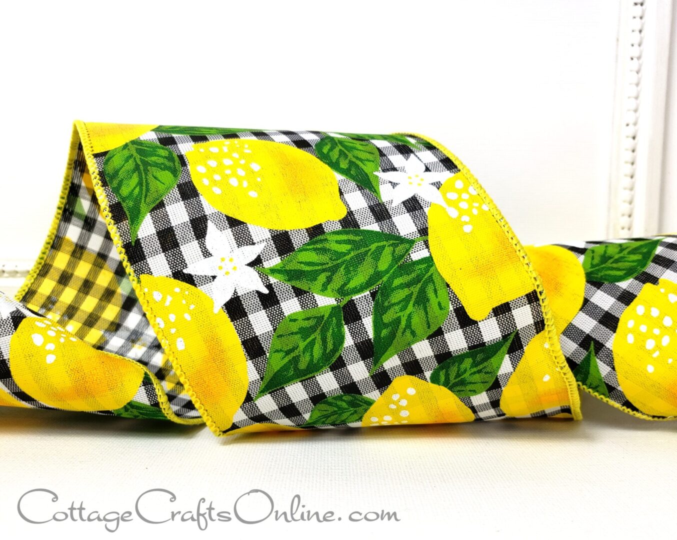 A ribbon with lemons and checkered design