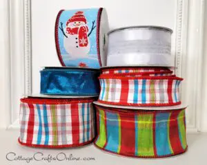 A stack of ribbon on top of each other.