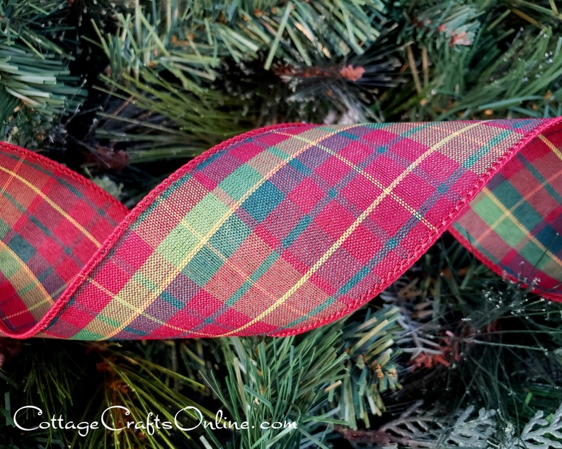 A close up of the ribbon on a christmas tree