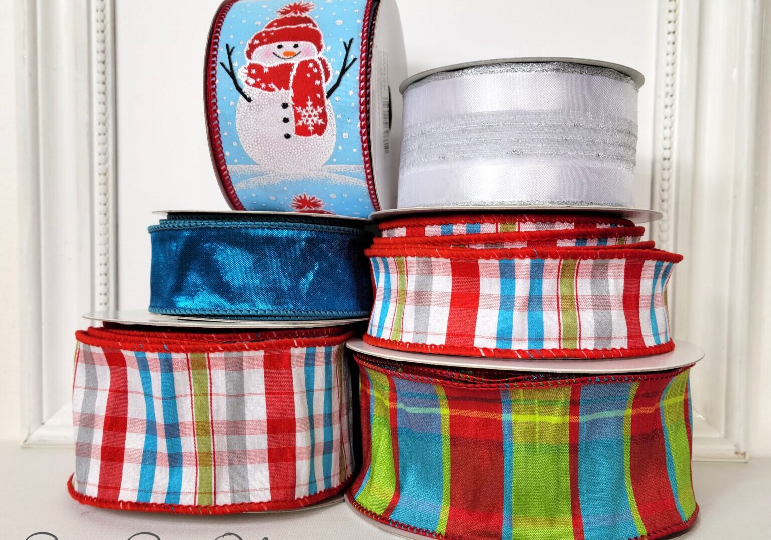 A stack of ribbon on top of each other.